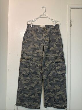 YoungLA "For Her" Camo Wide Leg Cargo Pants - Size Medium